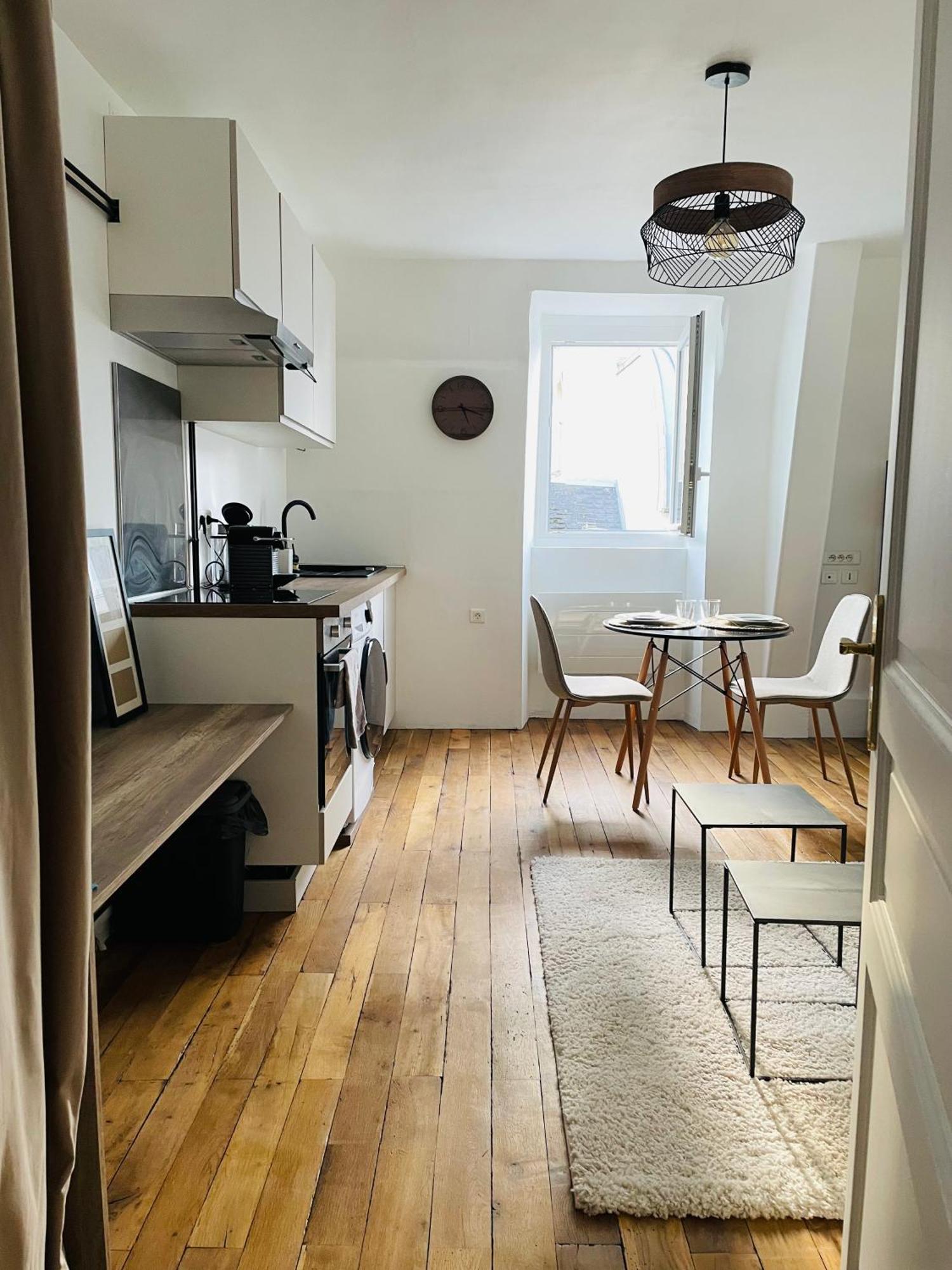 Charmant Appartement Au Coeur De ブールジュ エクステリア 写真
