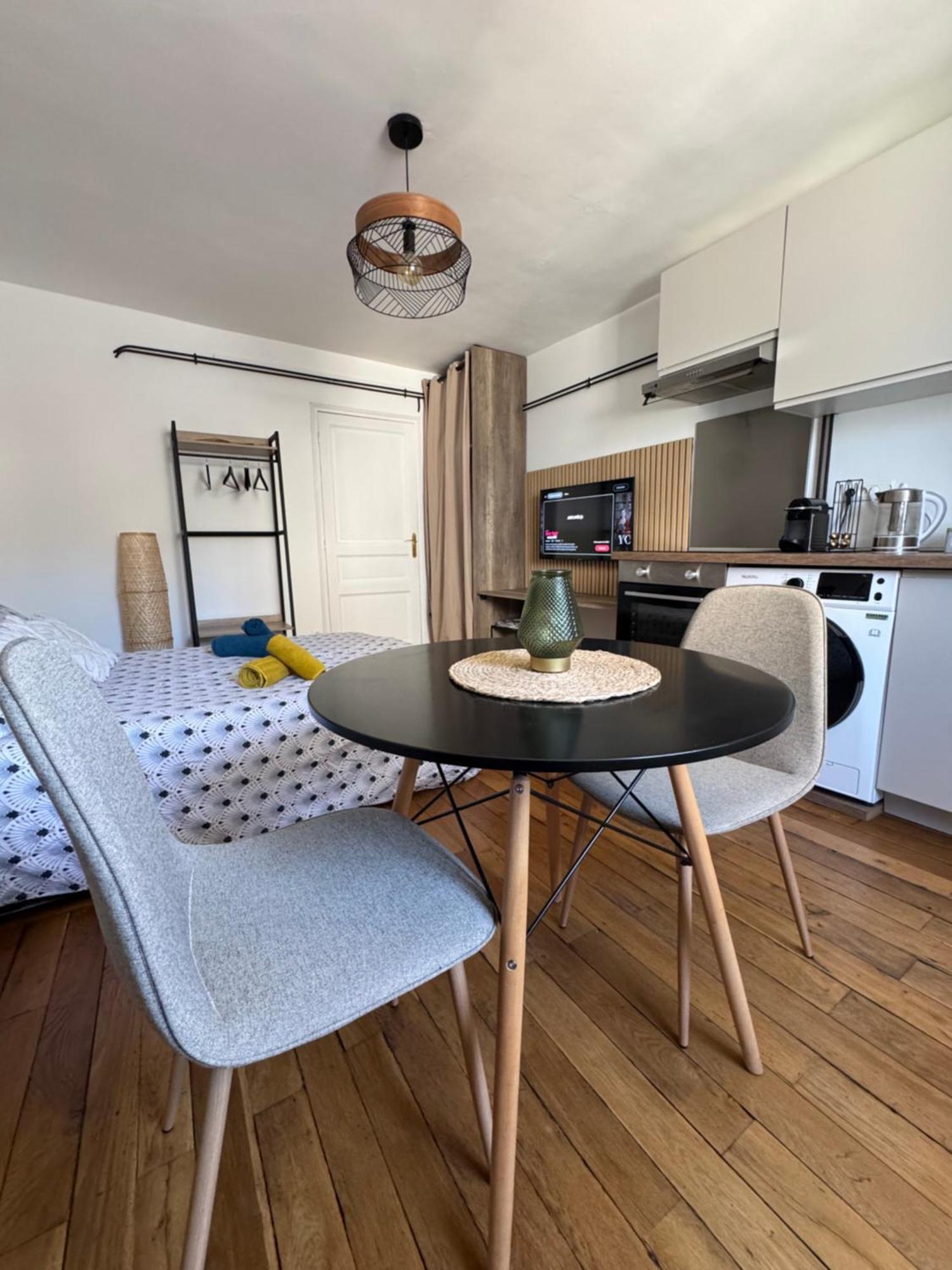 Charmant Appartement Au Coeur De ブールジュ エクステリア 写真