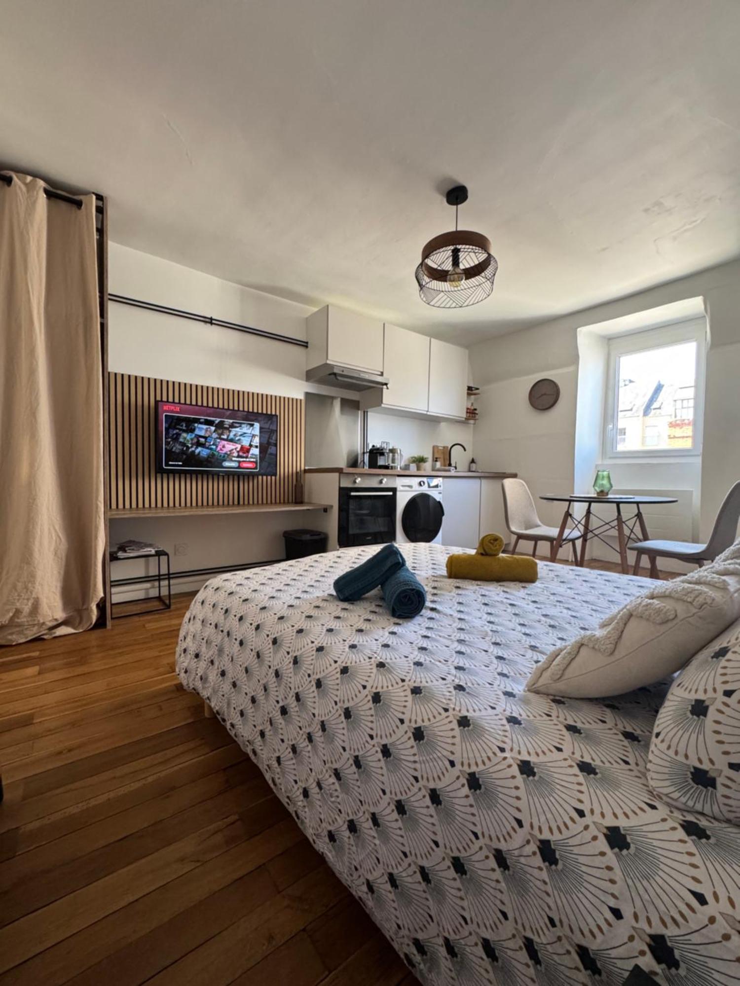 Charmant Appartement Au Coeur De ブールジュ エクステリア 写真