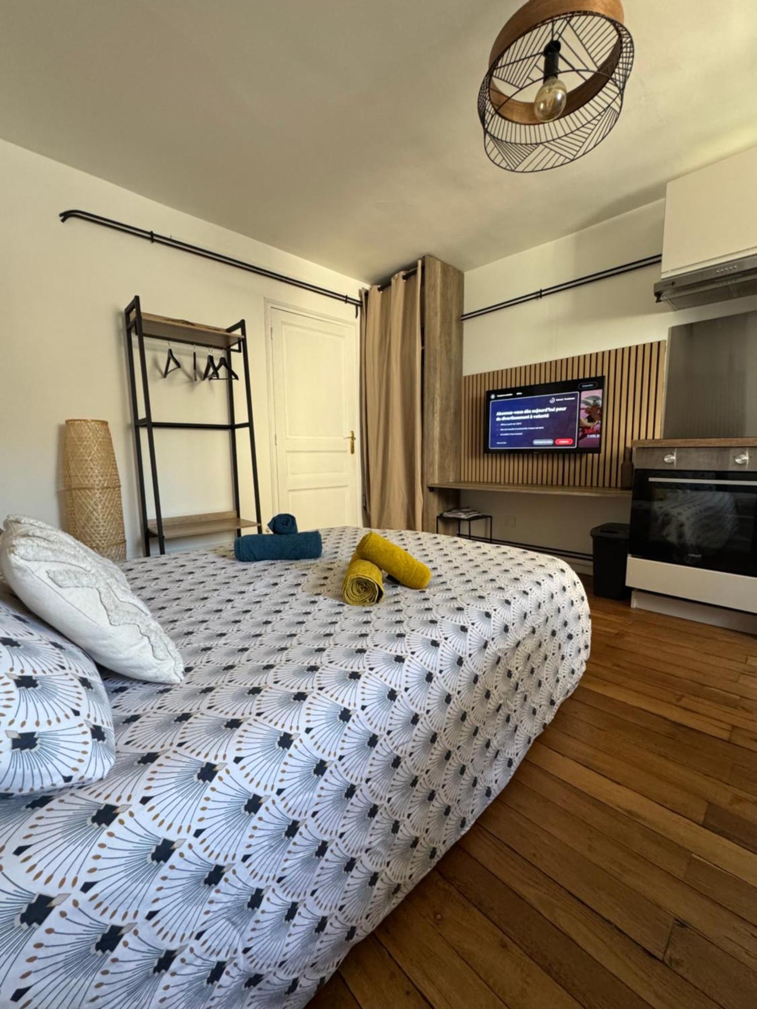 Charmant Appartement Au Coeur De ブールジュ エクステリア 写真
