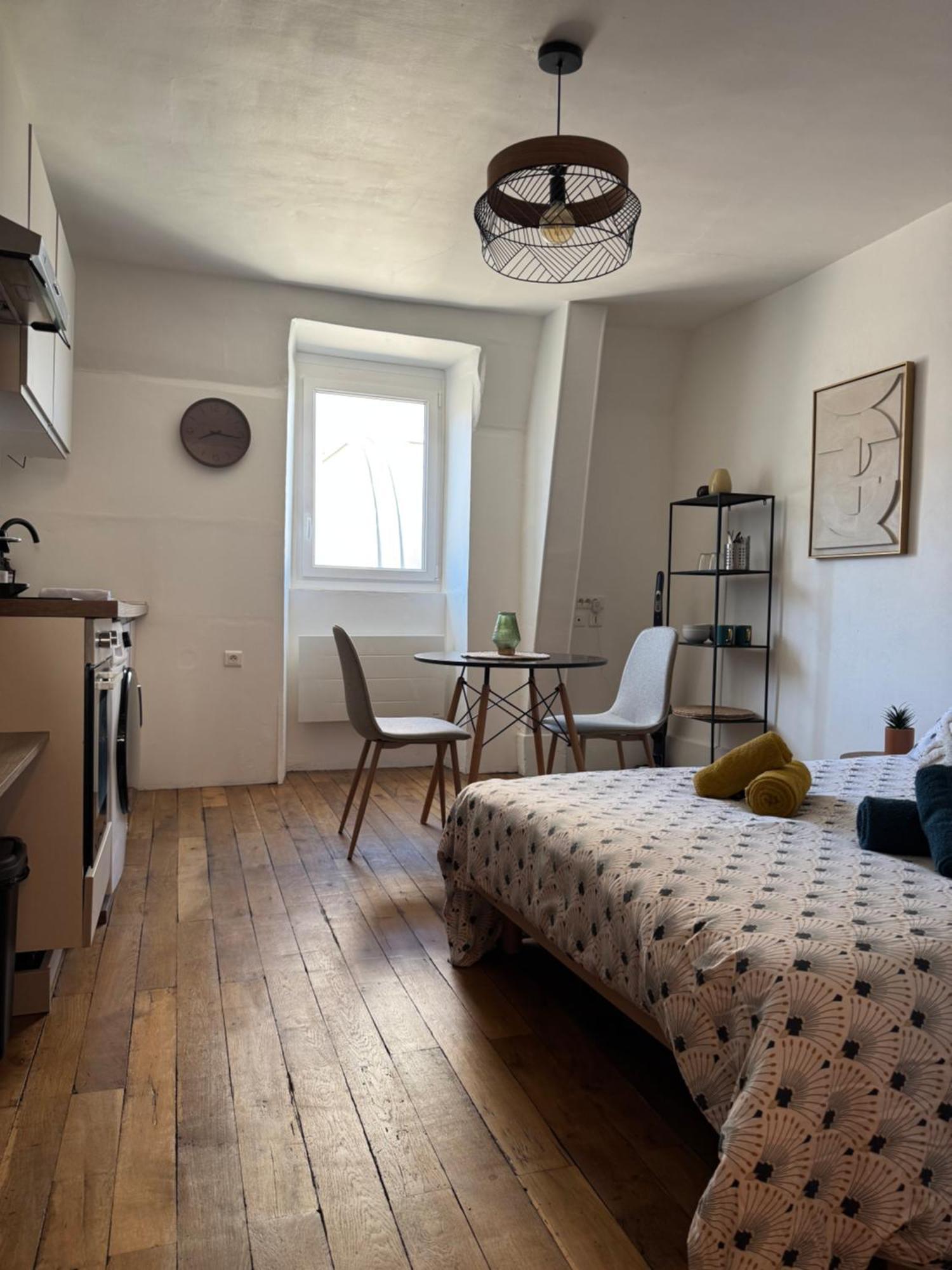 Charmant Appartement Au Coeur De ブールジュ エクステリア 写真